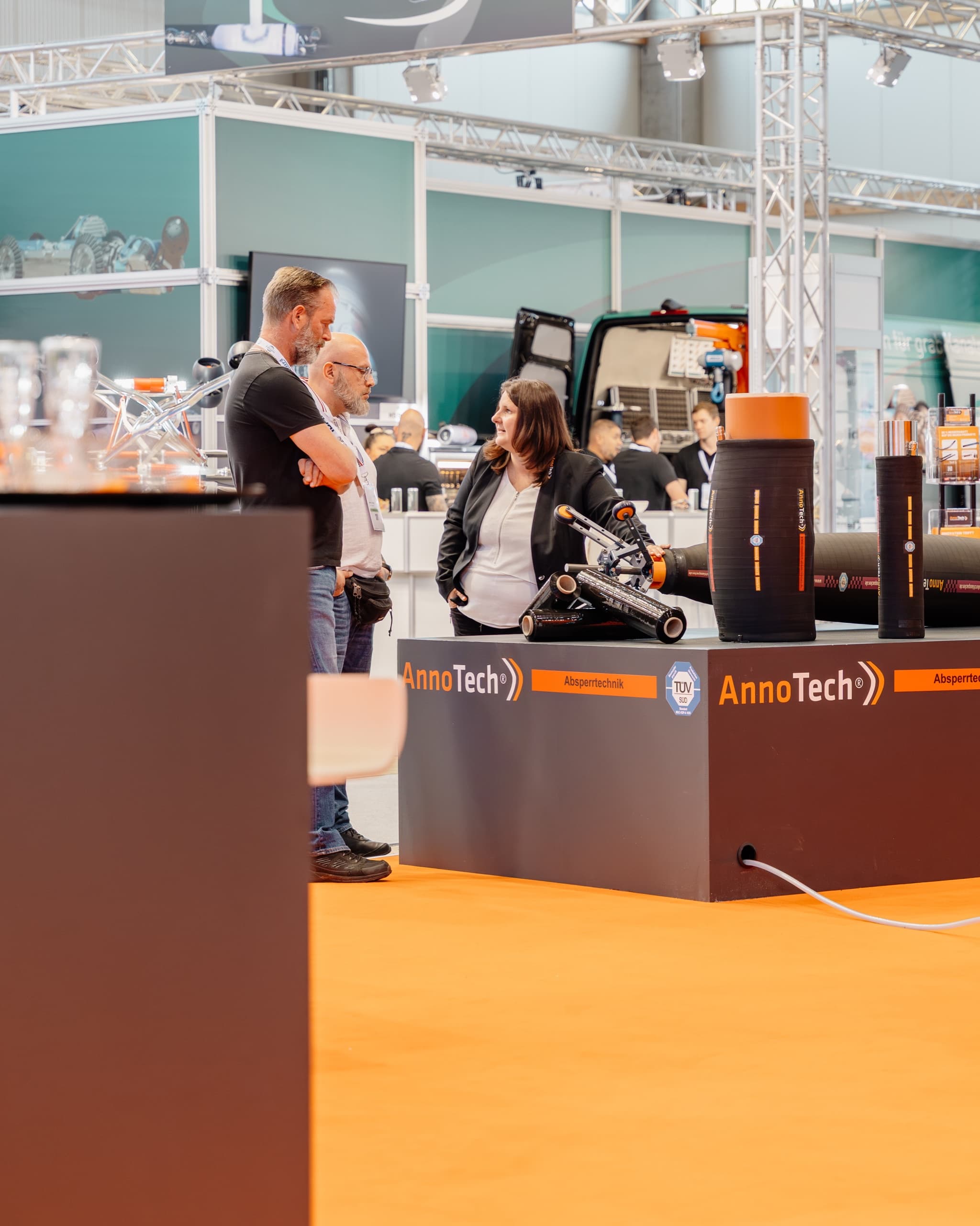 AnnoTech Mitarbeiterin präsentiert Kanalreinigungspacker am Messestand
