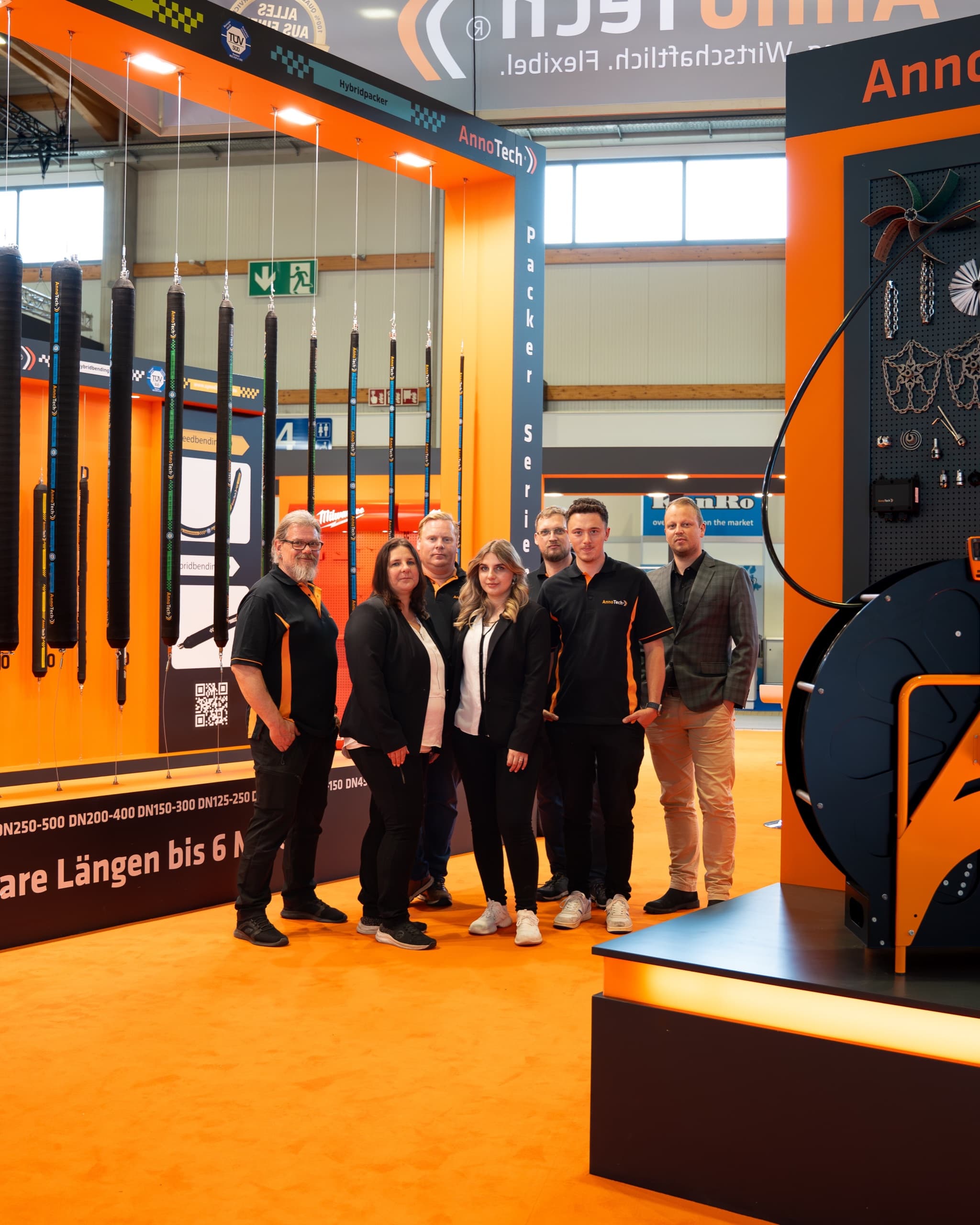 AnnoTech Team-Foto mit sieben Mitarbeitenden vor dem Messestand