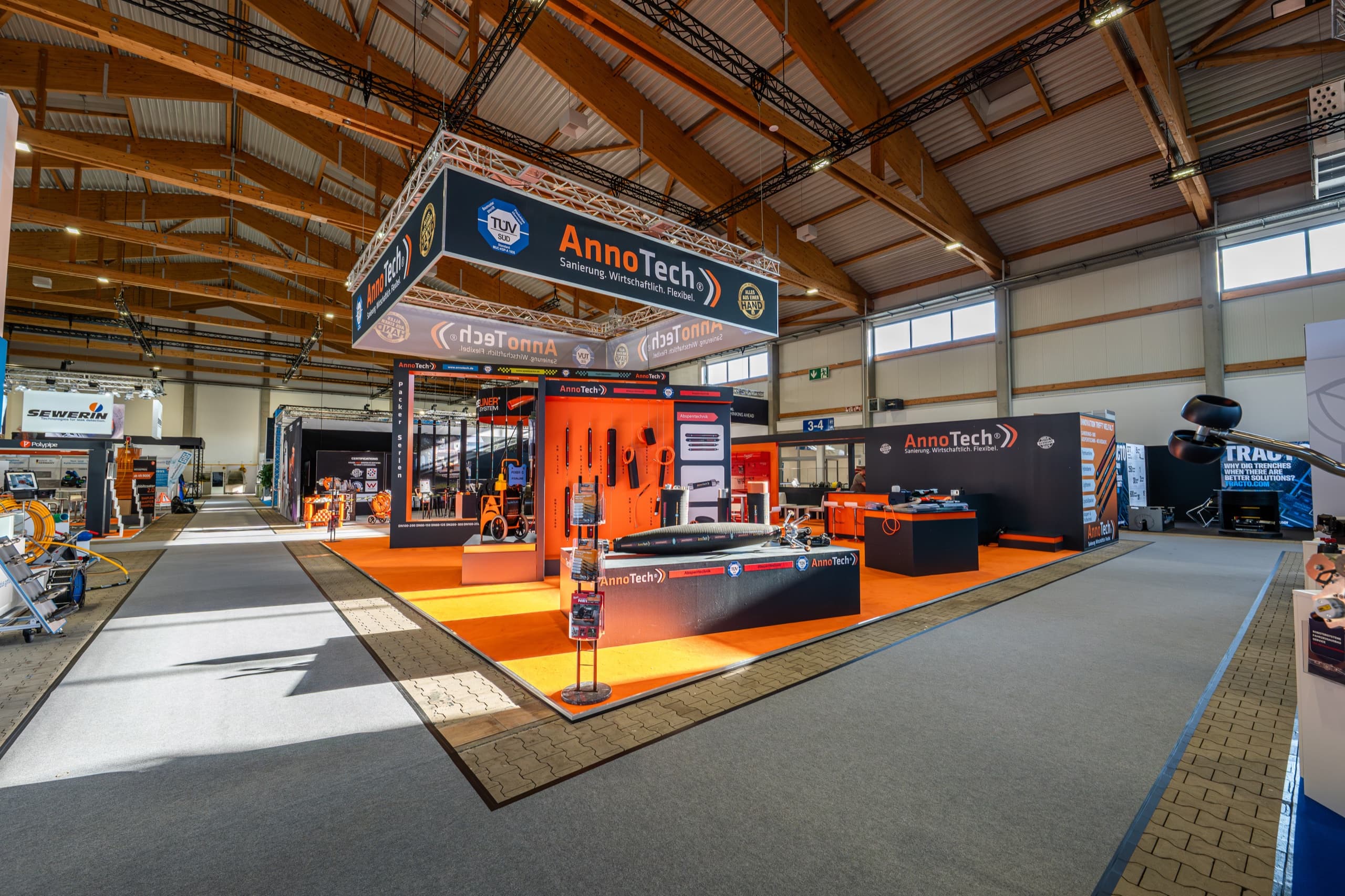 AnnoTech Messepräsenz aus seitlicher Perspektive mit sichtbarem Ausstellungsbereich