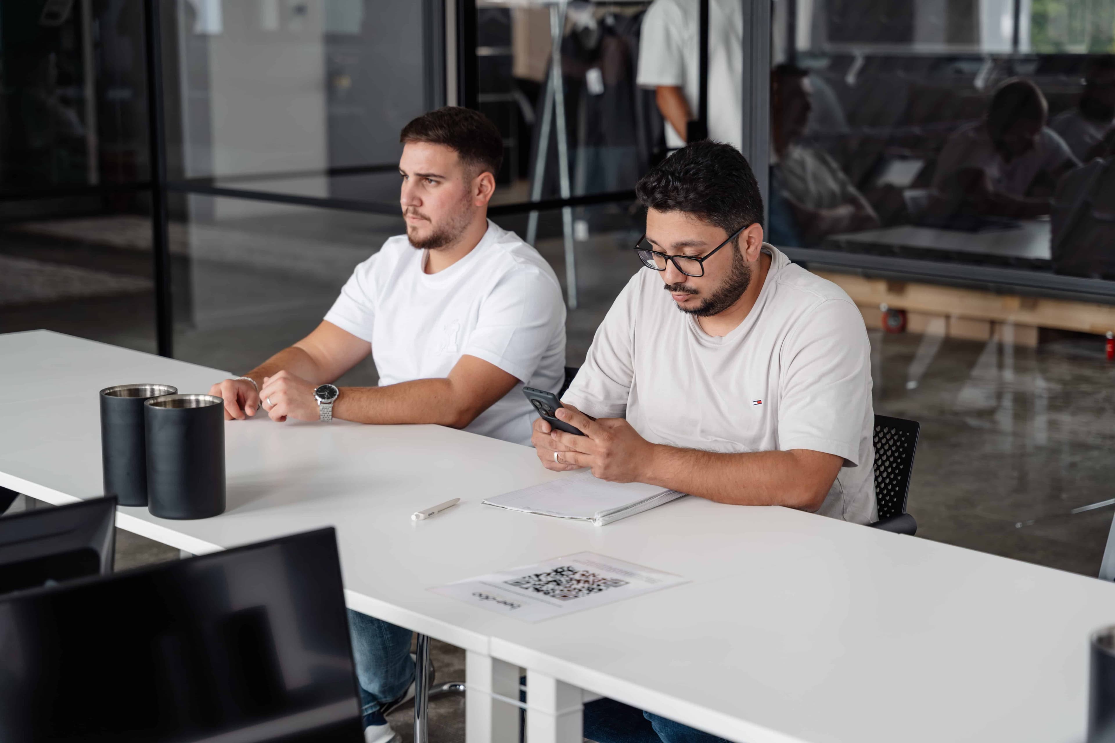 bee-doo Mitarbeiter telefoniert konzentriert vor Dual-Monitor-Setup