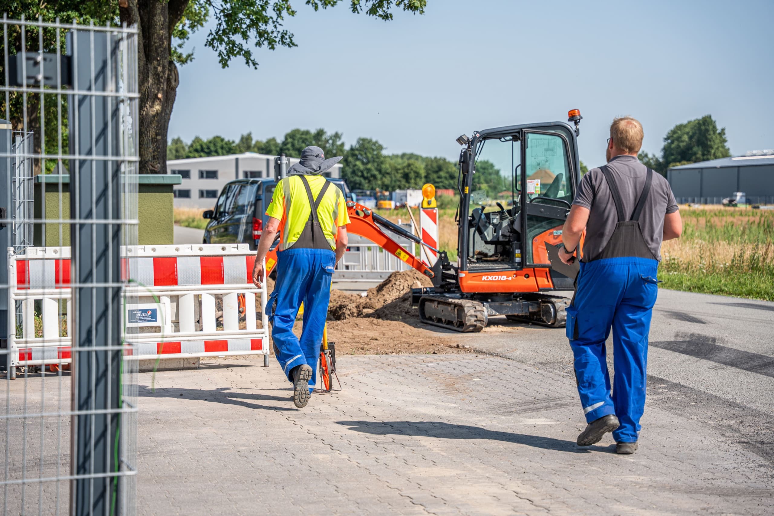 Zwei Circet Eilers Monteure und Kubota Bagger im Einsatz an Hausanschluss-Baustelle
