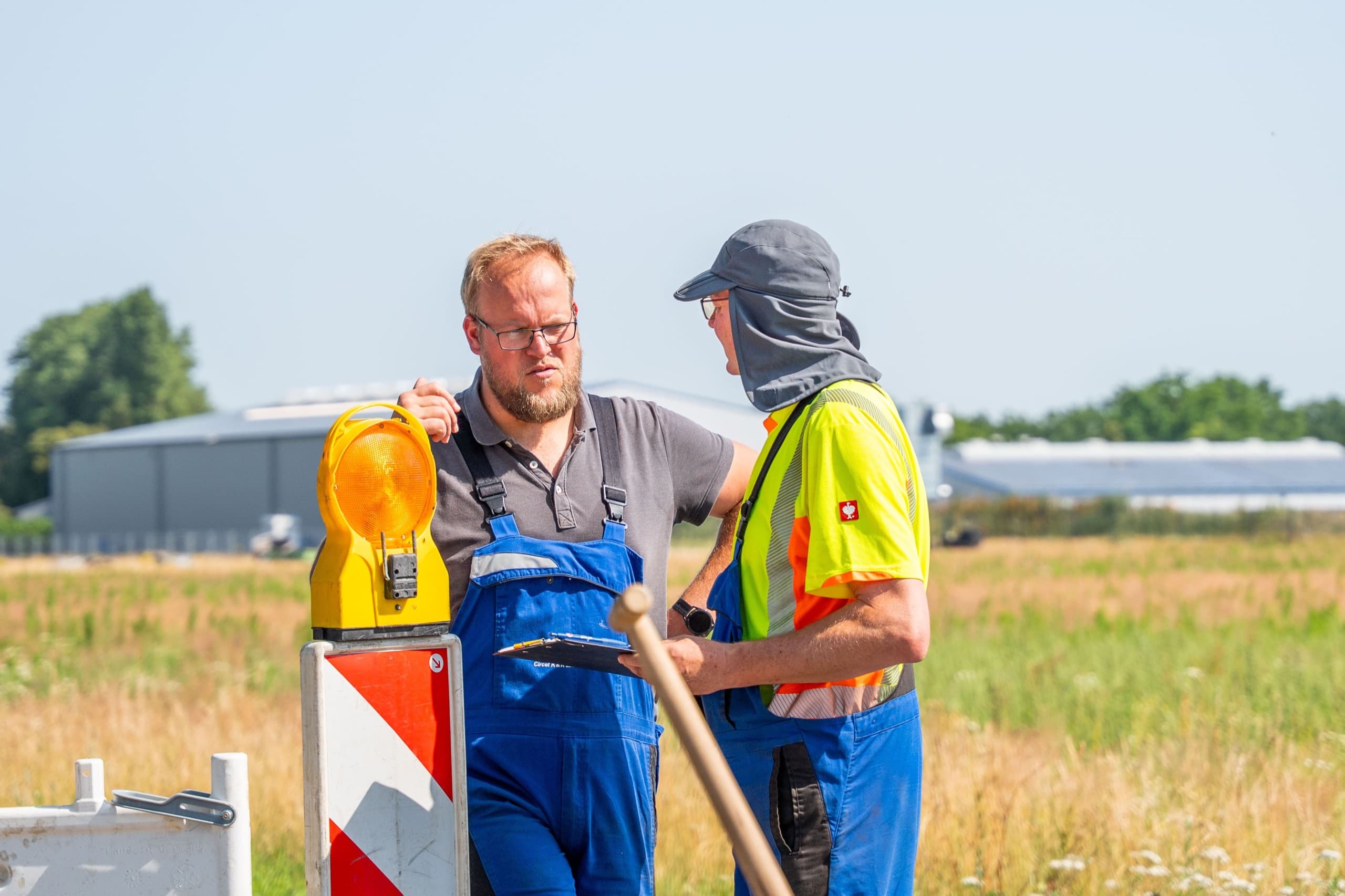Kubota Baggerschaufel schüttet Erdaushub an Leitungsbaustelle