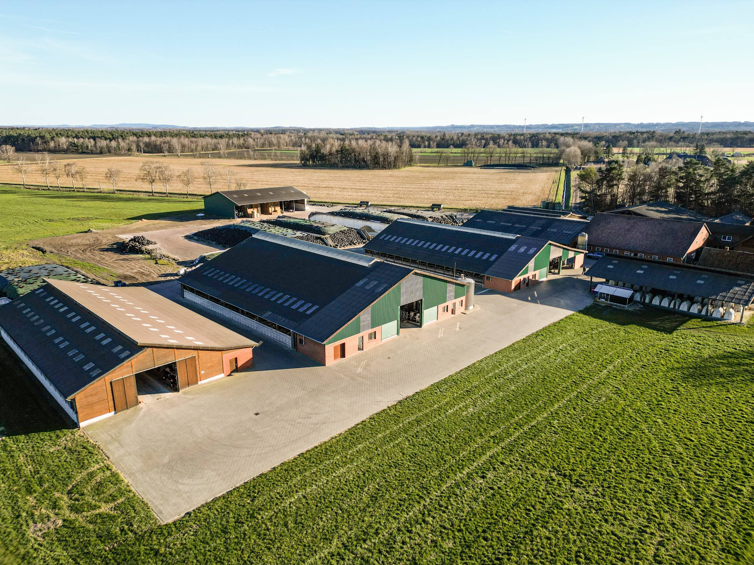 Drohnenaufnahme des DM-Eichenauer Betriebsgeländes und landwirtschaftlichen Betriebs von oben
