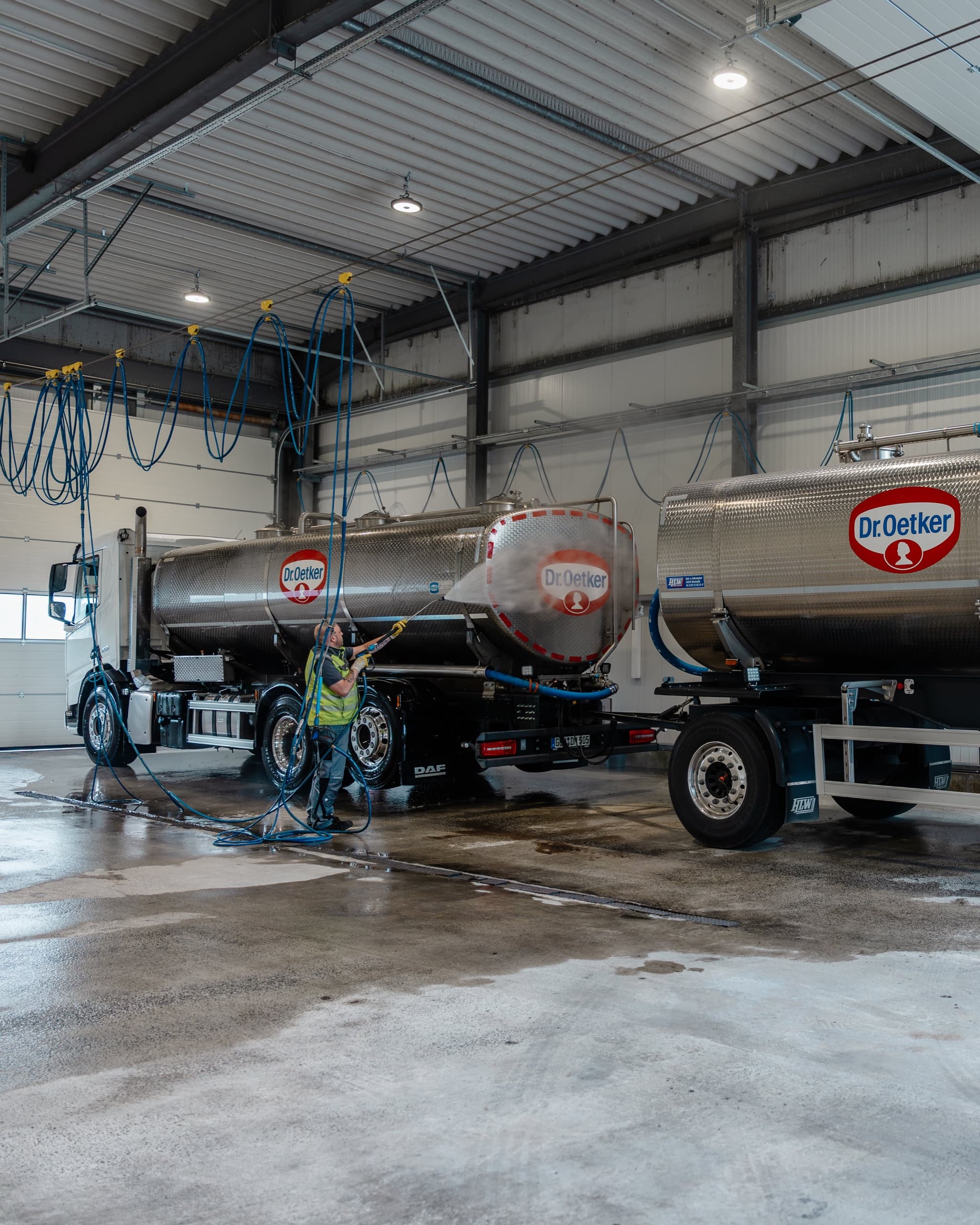 DM-Eichenauer Mitarbeiter reinigt Dr.Oetker-Tankfahrzeug in der Waschhalle
