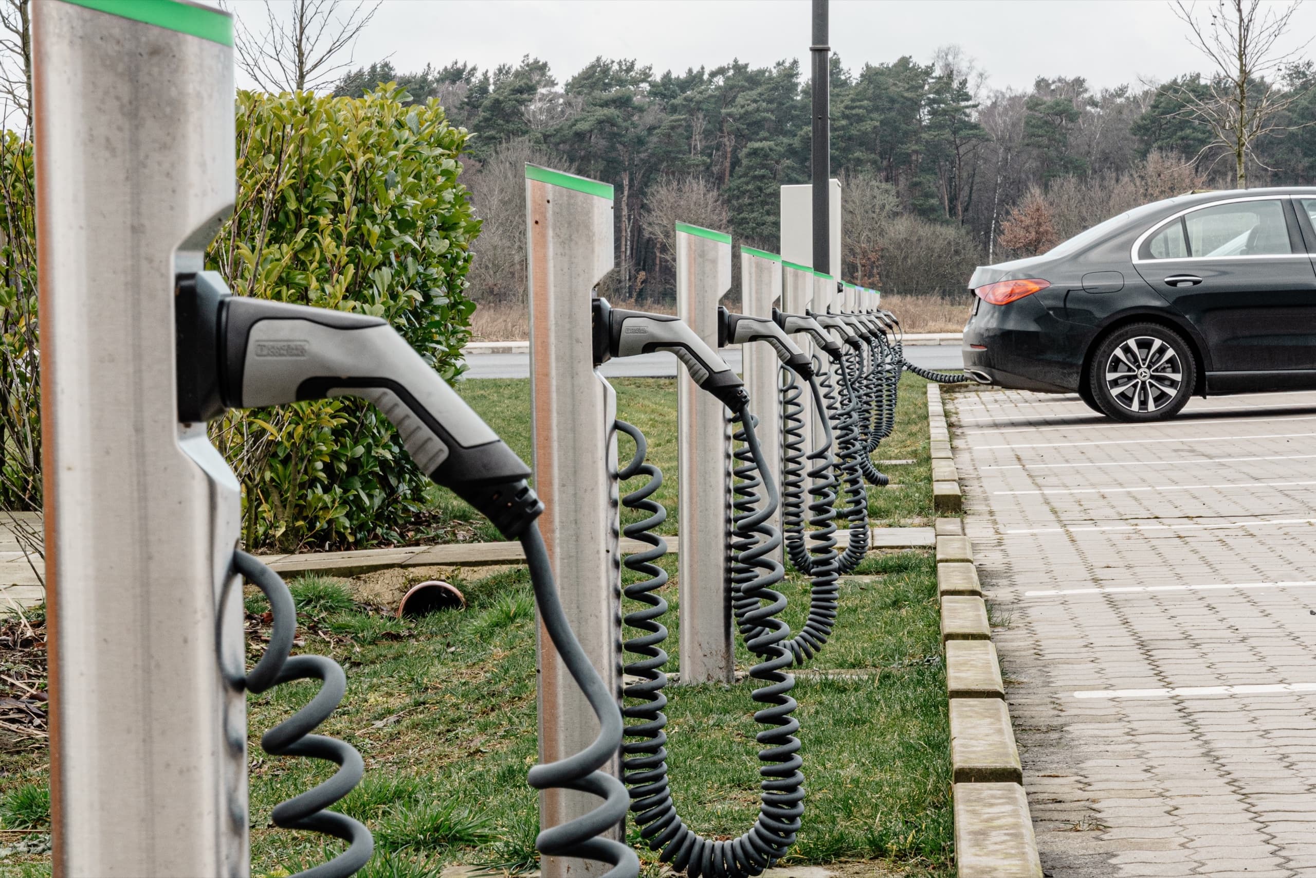 Reihe von ESB-installierten Elektroladesäulen auf Parkplatz in der Natur