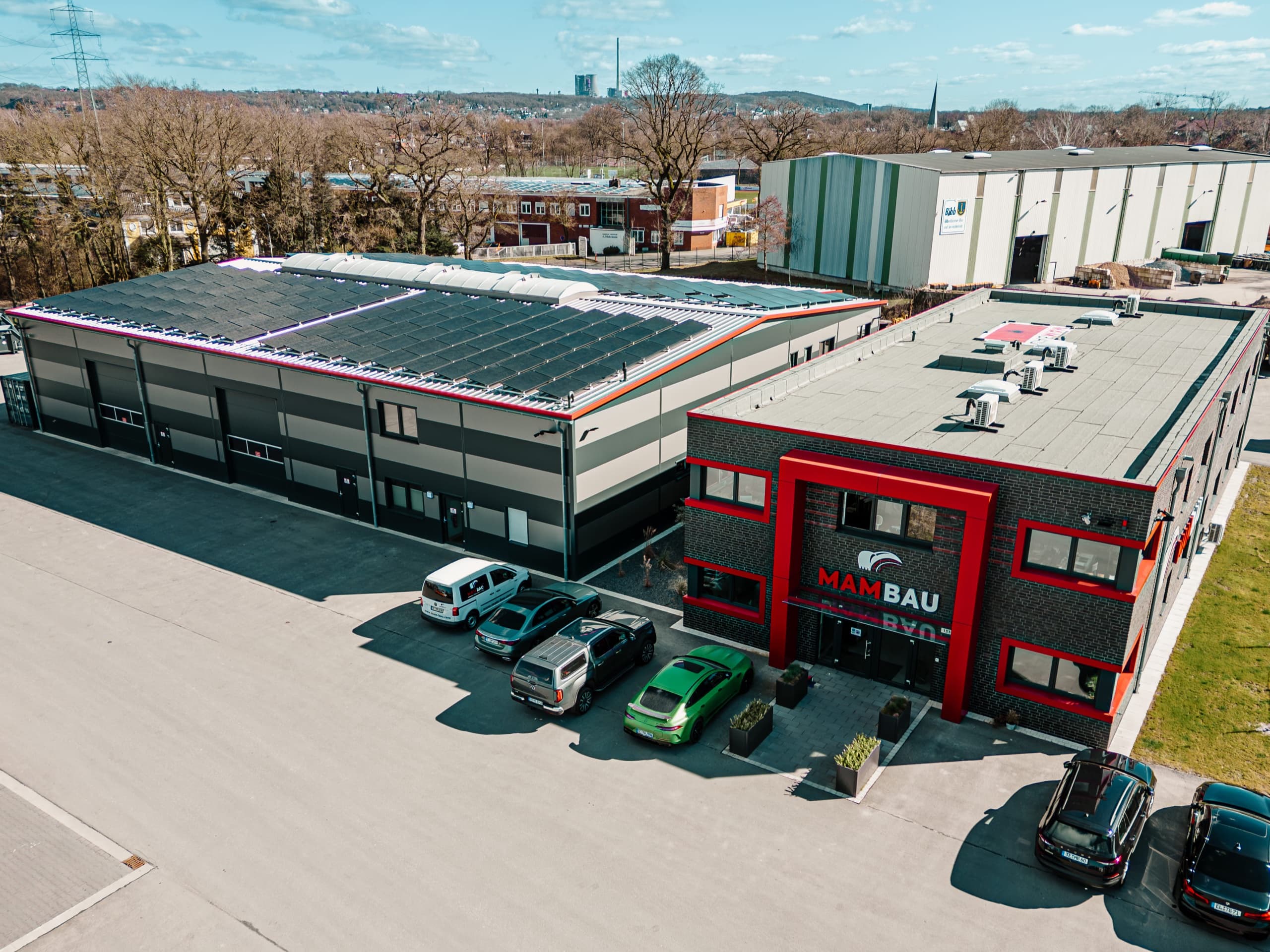 Drohnenaufnahme MAM-BAU Firmensitz mit Photovoltaikanlage auf Hallendach