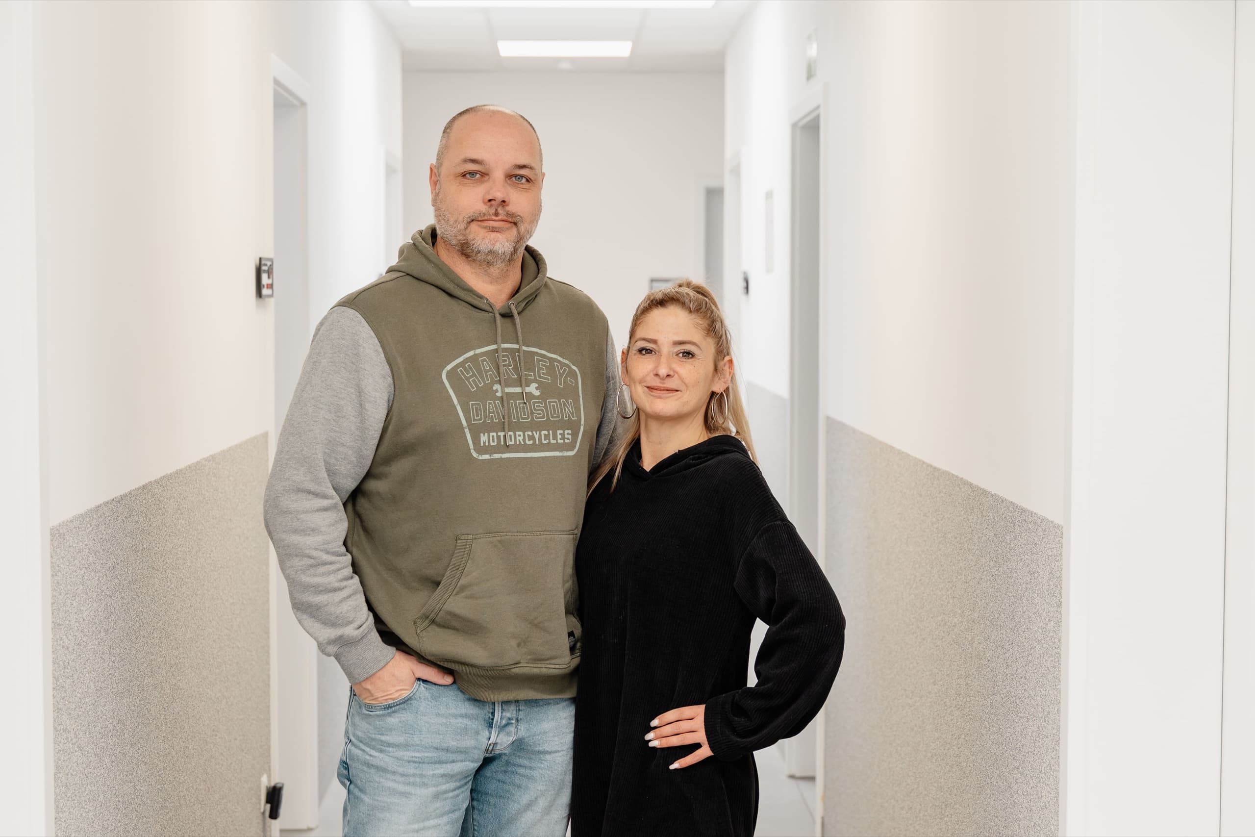 Zwei MAM-BAU Mitarbeitende im Büroflur