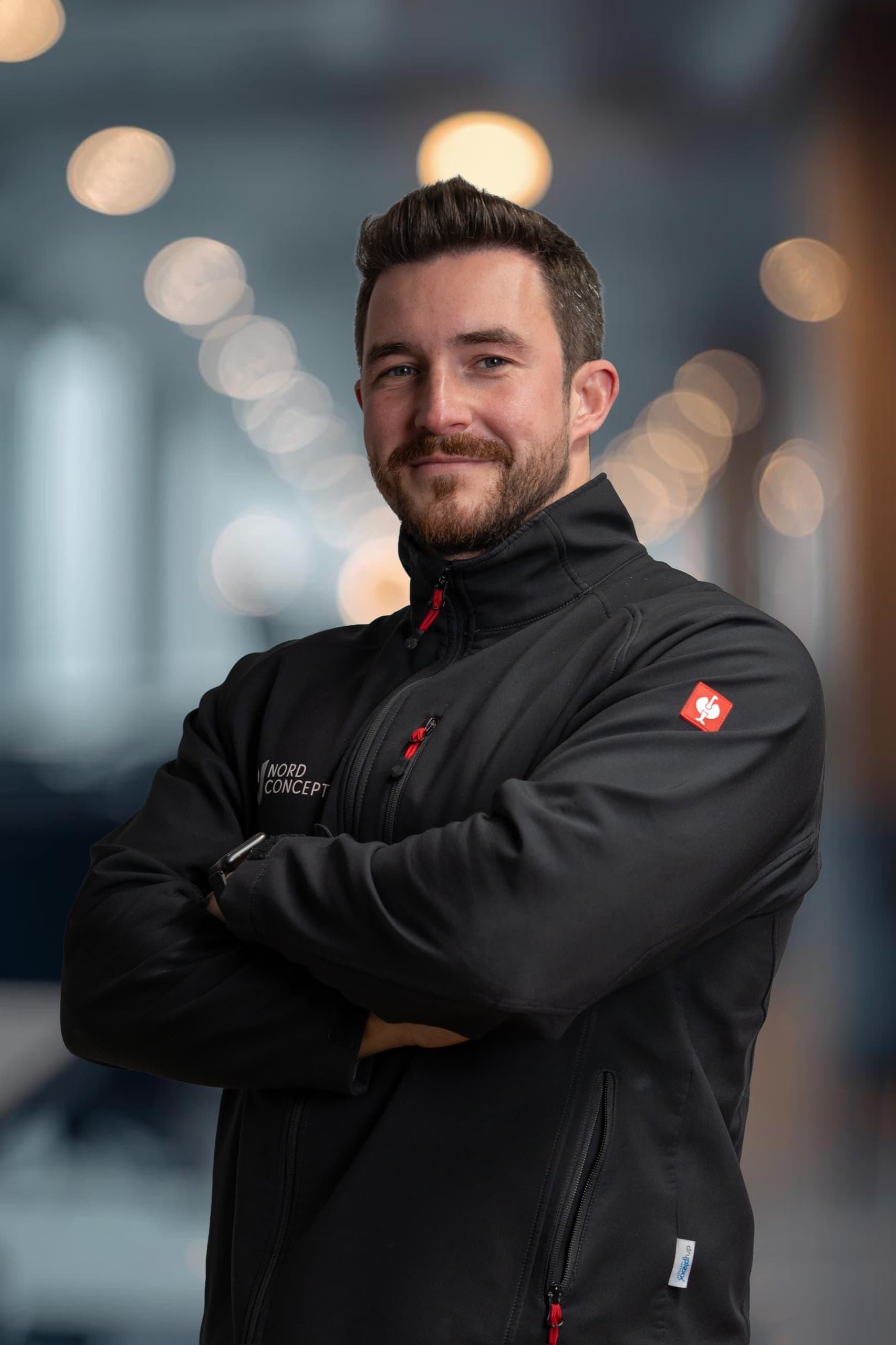 Alex Bechert – NordConcept GmbH Mitarbeiter in schwarzer NordConcept-Softshell-Jacke, professionelles Businessportrait