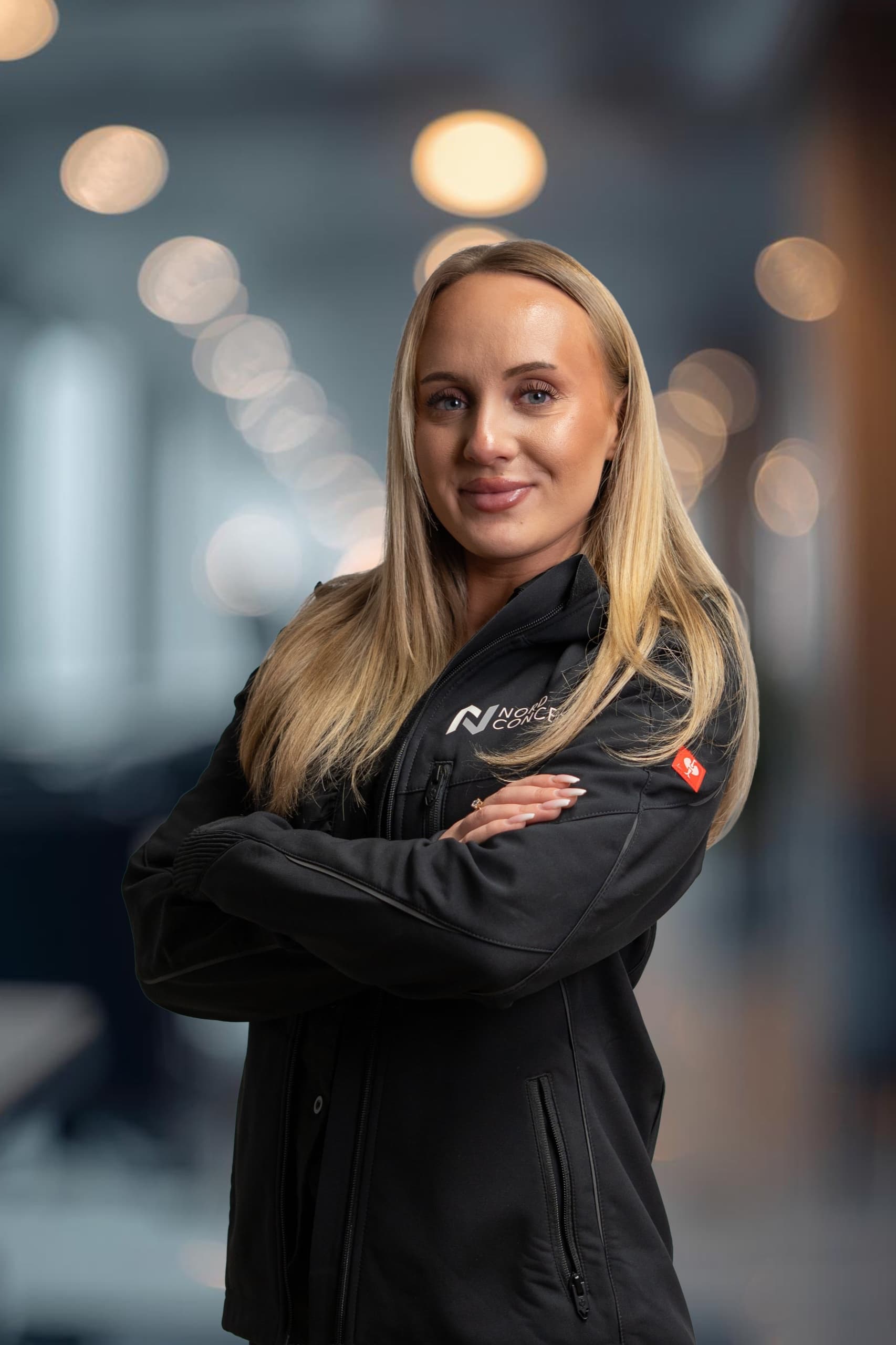 Jenny – NordConcept GmbH Mitarbeiterin in schwarzer NordConcept-Jacke, Businessportrait