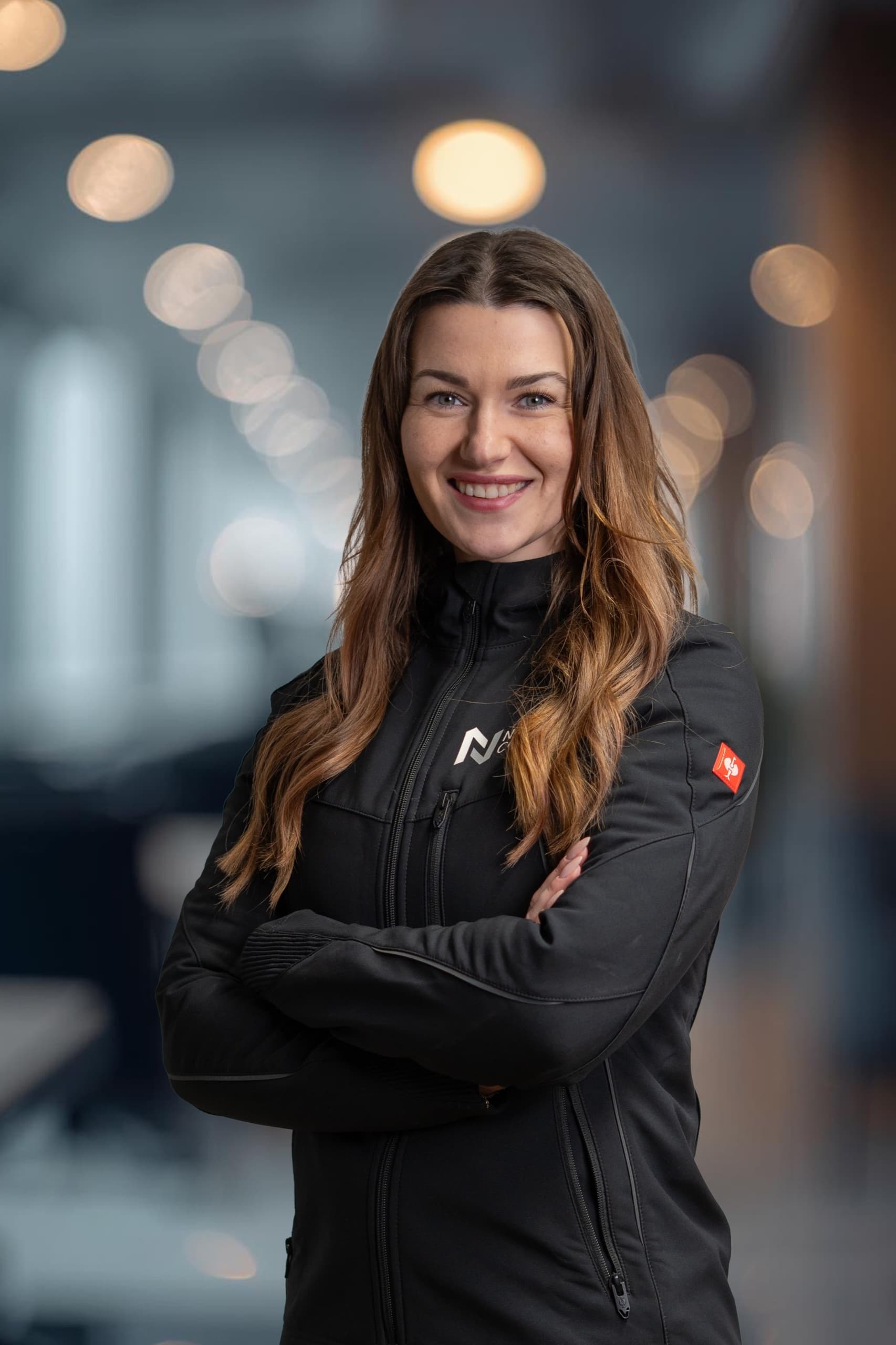 Lina – NordConcept GmbH Mitarbeiterin in schwarzer NordConcept-Softshell-Jacke, Businessportrait