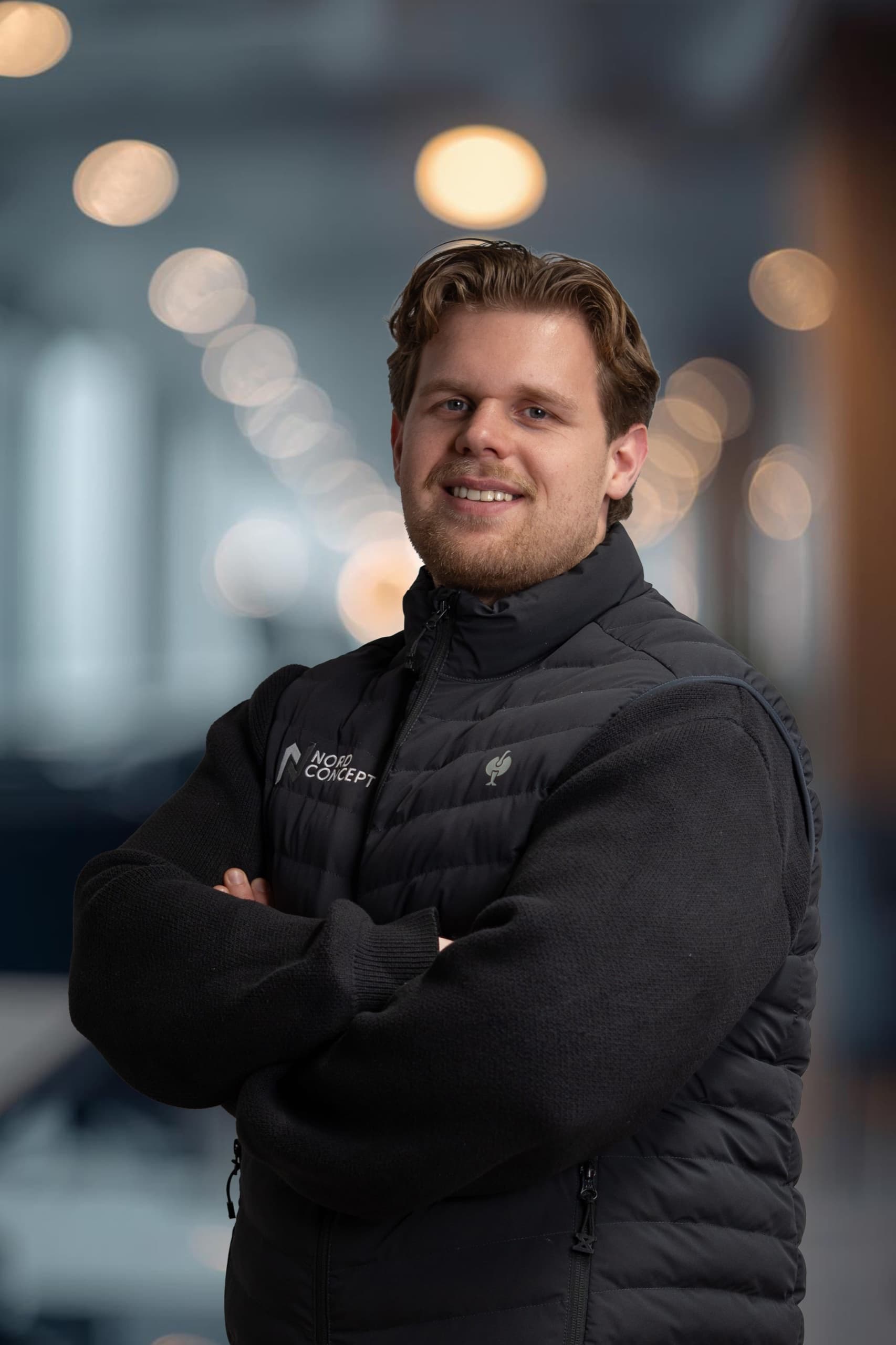 Sascha Schwarz – NordConcept GmbH Mitarbeiter in schwarzer NordConcept-Steppjacke, Businessportrait