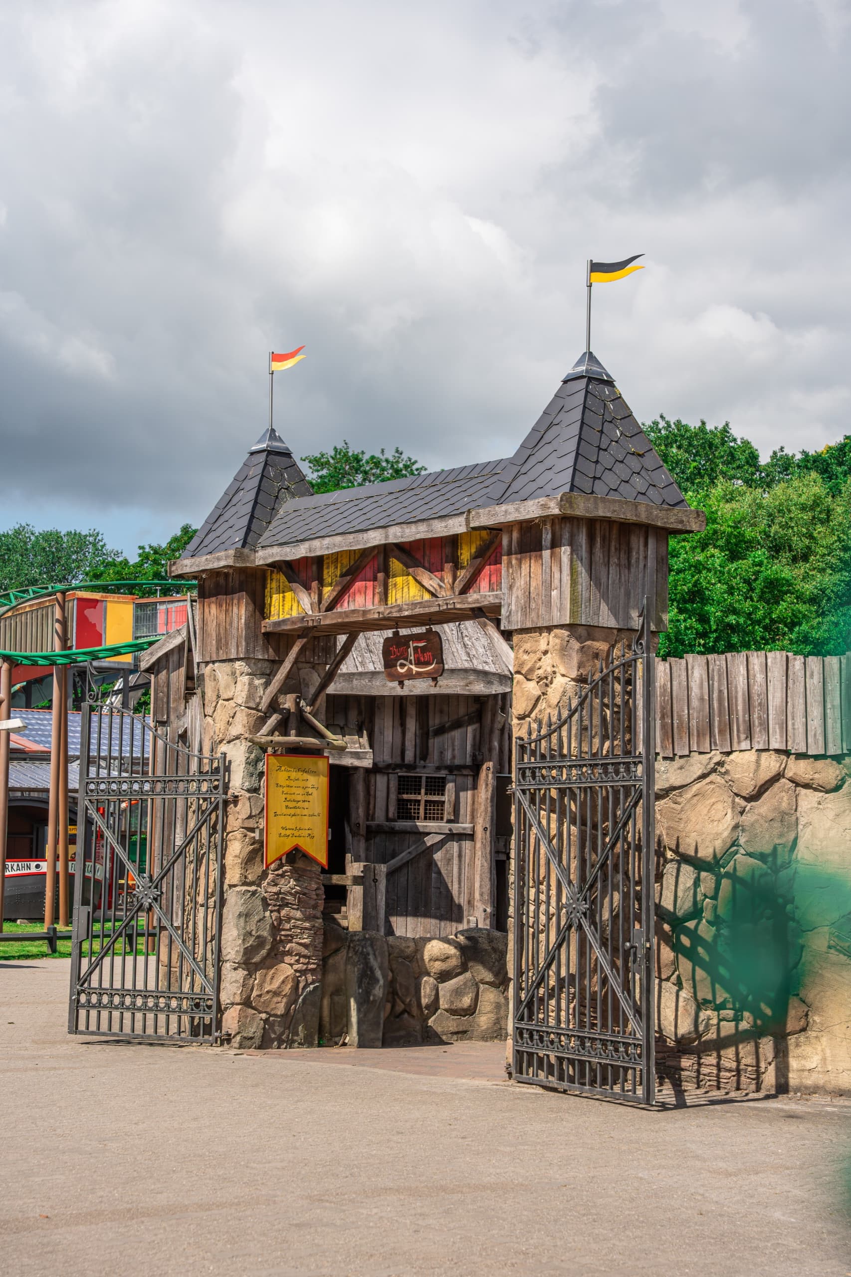 Mittelalterliches Burgtor mit Steinturm und Fahnen im Freizeitpark Schloss Dankern