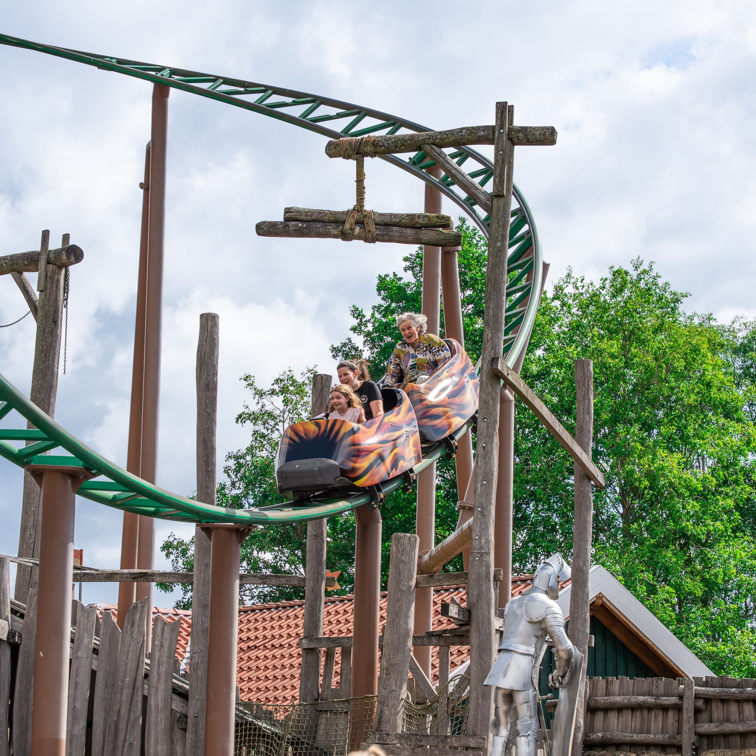 Familie fährt Wildkatze-Achterbahn im Freizeitpark Schloss Dankern