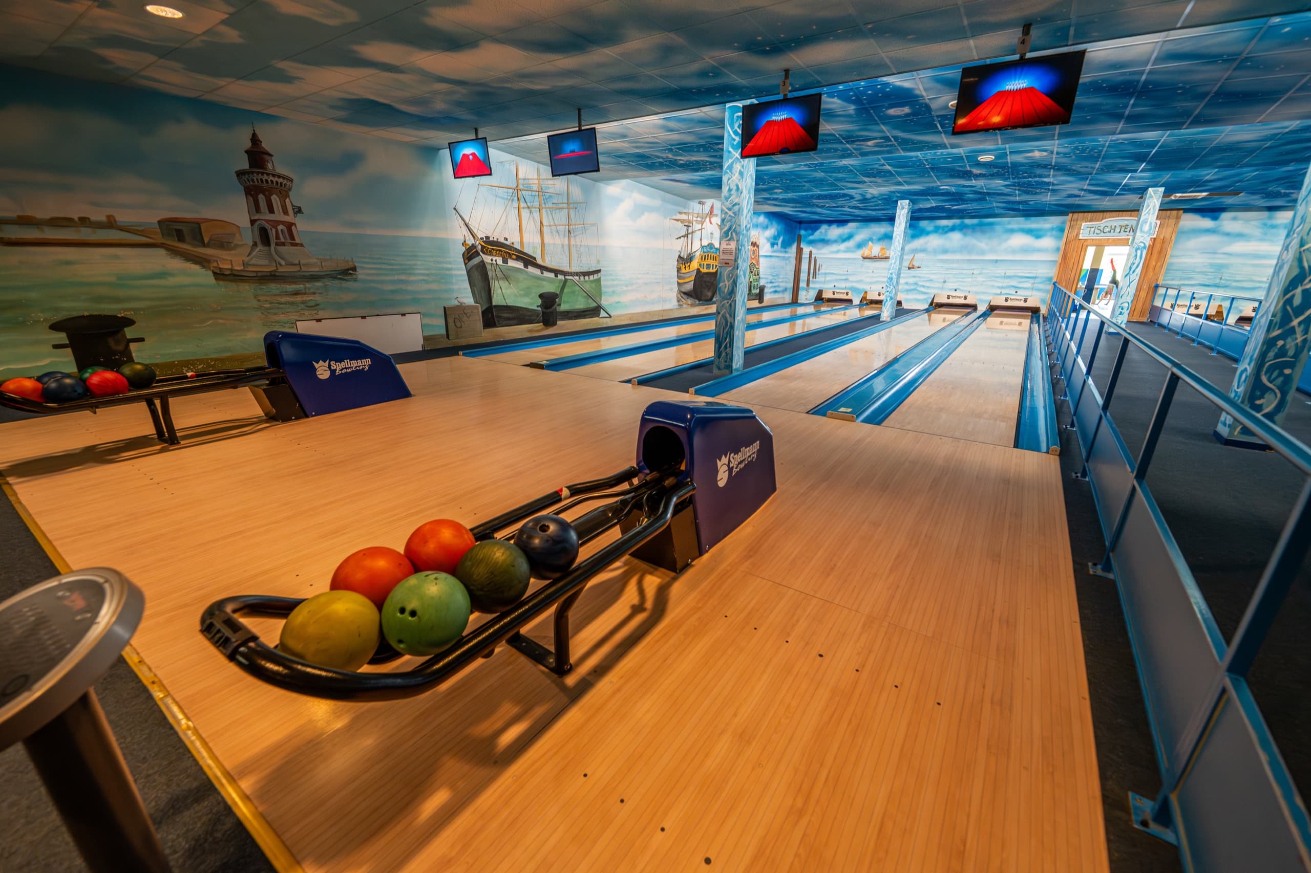Nahaufnahme Bowlingbahn Schloss Dankern mit farbigen Kugeln auf Kugelrücklauf