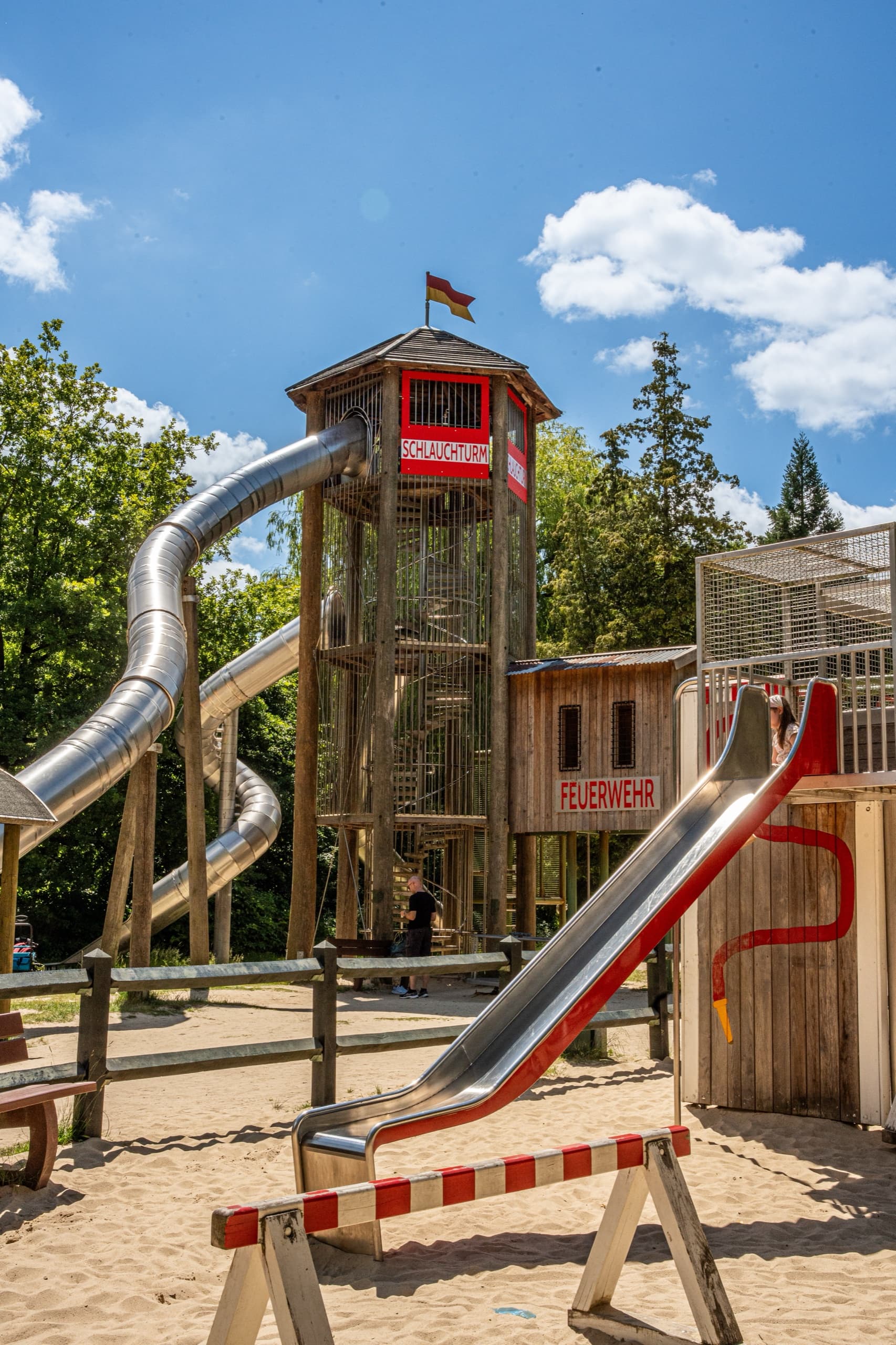 Spielturm Schlachten mit Röhrenrutsche und Feuerwehr-Rutsche im Sandspielbereich Schloss Dankern
